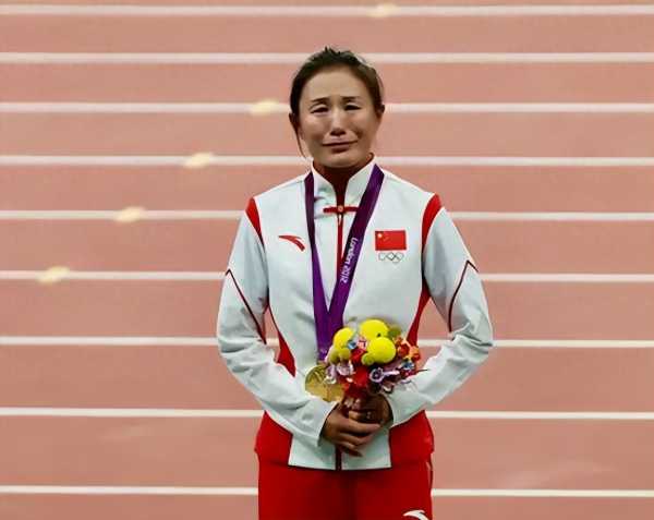 切阳什姐获颁奥运金牌激动落泪